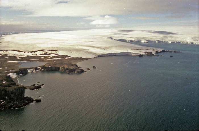 a view on Nebles Point & the ice cap of the island King George