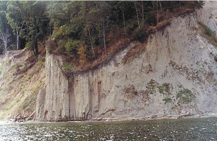 The steep shores of Bay at Oslonino.