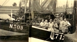 Mannen, vrouwen en kinderen aan boord van de N.712 (Bouwjaar 1935)