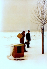 Emiel Lamaire en Verleene Noël, in de sneeuw op weg naar schip