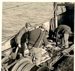 Vissers met vangst aan boord van de N.736