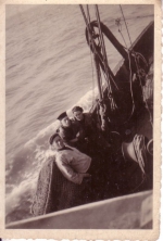 Leon Adams (links) en twee andere vissers aan boord