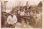 H.29 Léopold-Raymonde (Bouwjaar 1926) in haven met enkele onbekende vissers