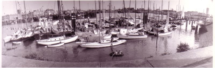 Oude vissershaven van Zeebrugge met jachthaven op voorgrond