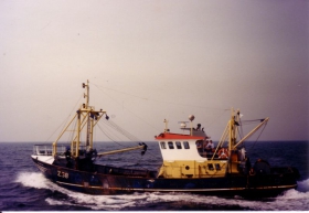 Z.38 Manta (Bouwjaar 1986) bedrijft boomkorvisserrij op Noordzee