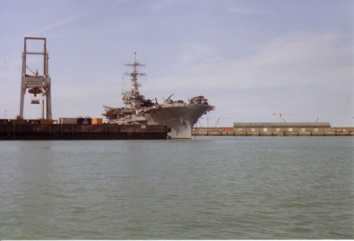 Amerikaans helikopterdekschip op bezoek in haven Zeebrugge 