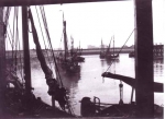 H.54 Miss Mary (Bouwjaar 1901) en andere vaartuigen lopen haven Zeebrugge binnen