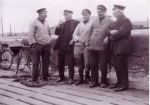 Groep vissers aan aanlegsteiger Zeebrugge