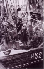 H.52 Eugénie-Madeleine (bouwjaar 1927) lost vis te Zeebrugge