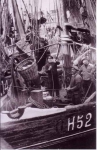 H.52 Eugnie-Madeleine (bouwjaar 1927) lost vis te Zeebrugge, author: Onbekend