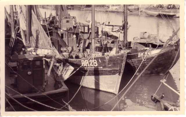BR.28, BR.24 en andere schepen in schuilhaven Breskens