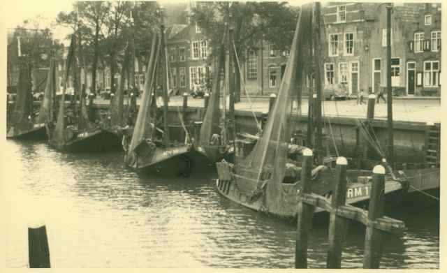 Boten uit Arnemuiden aan kade van onbekende Nederlandse haven
