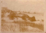 Winterbeeld van platbodems op strand van Heist