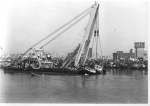 Scheepswrak B.604 Ibis (Bouwjaar 1954) wordt door Nederlandse taklift 3 de haven van Zeebrugge binnengebracht