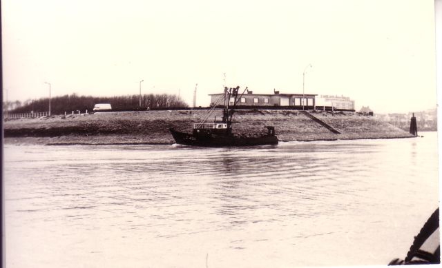 Z.494 Lucky Star (bouwjaar 1967) vaart haven Zeebrugge binnen