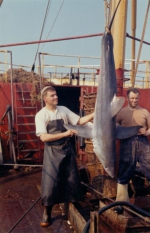 Jan Devoogt (links) en Leopold Desmidt met een Latoer (type haai)