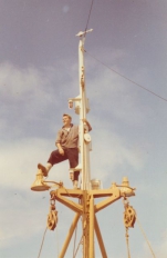 Jan De Voogt in de mast van Z.405 Kamina (bouwjaar 1955)
