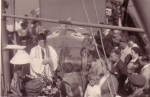 Groepsfoto aan boord tijdens doop vissersvaartuig