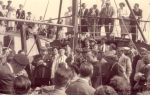 Groepsfoto tijdens doop onbekend vissersvaartuig