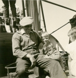 Albert Dobbelaere ('Dip') met enkele kinderen aan boord