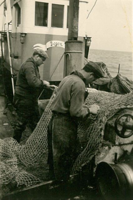 Vissers met net aan boord van de Z.508 Zegen (bouwjaar 1957)