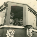 Vissers met kind op brug van de Z.251 Bobby (Bouwjaar 1943)