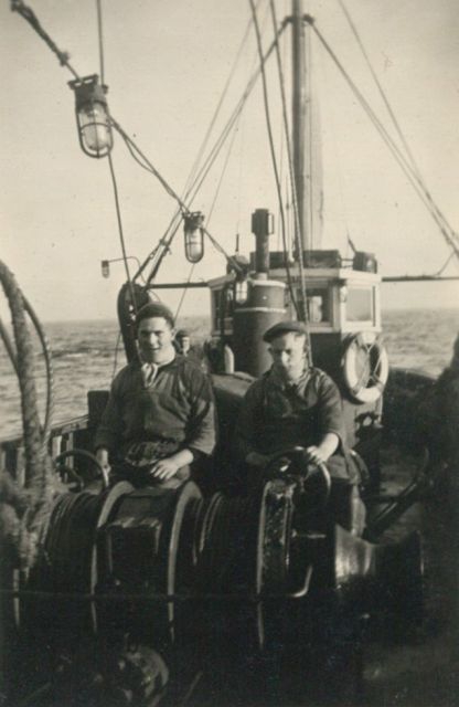 Vissers aan de winch van de Z.517 (Bouwjaar 1931)