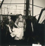 Vissers met vangst aan boord van de Z.562 Luc (bouwjaar 1956)