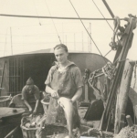 Vissers met vangst aan boord van de Z.583 Sunny Boy (Bouwjaar 1947)