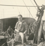 Vissers met vangst aan boord van de Z.583 Sunny Boy (Bouwjaar 1947), author: Onbekend