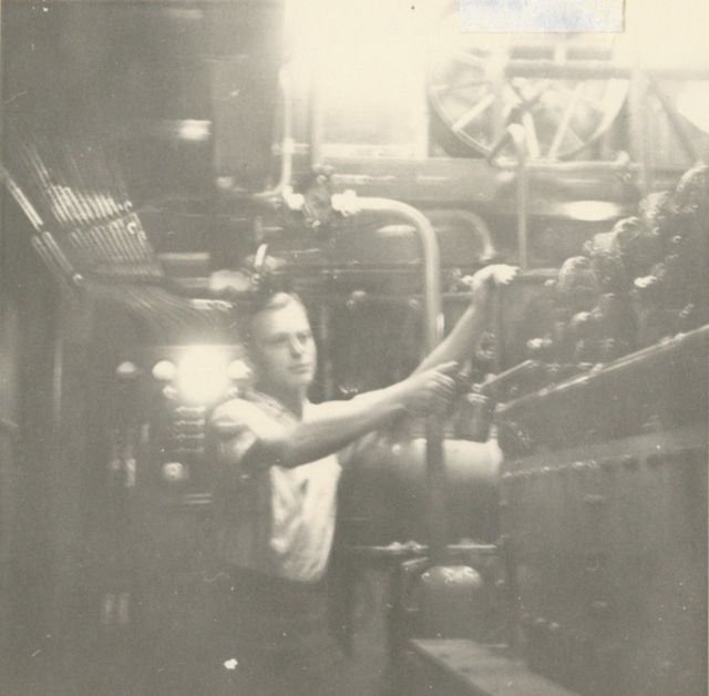 André Van Torre in de machinekamer van de Z.562 Luc (Bouwjaar 1956)