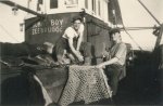 Vissers met net aan boord van de Z.583 Sunny Boy (Bouwjaar 1947)