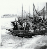 Vissers op ingevroren vissersvaartuig
