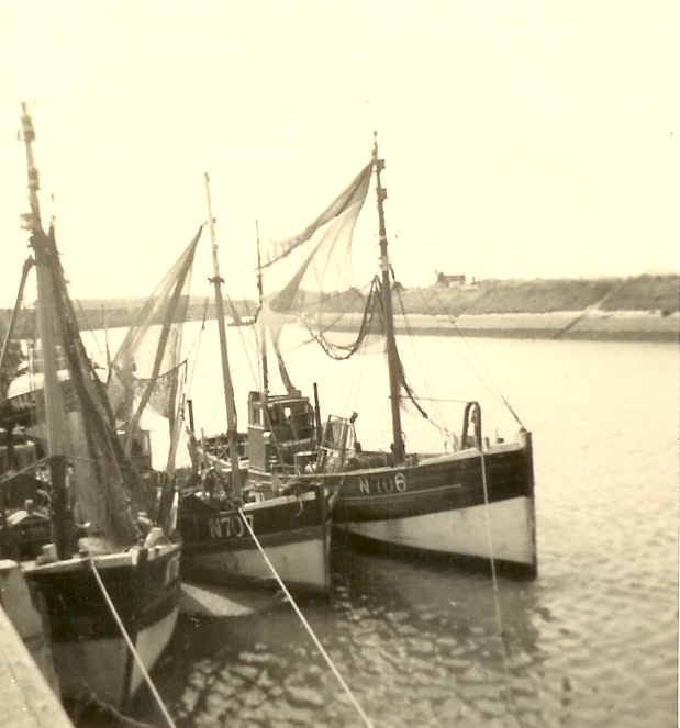 N.707 Alexander (bouwjaar 1909), N.706 en onbekend schip in de haven