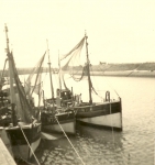 N.707 Alexander (bouwjaar 1909), N.706 en onbekend schip in de haven, author: Onbekend