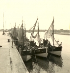 N.779 (Bouwjaar 1942) en andere schepen in de haven, author: Onbekend