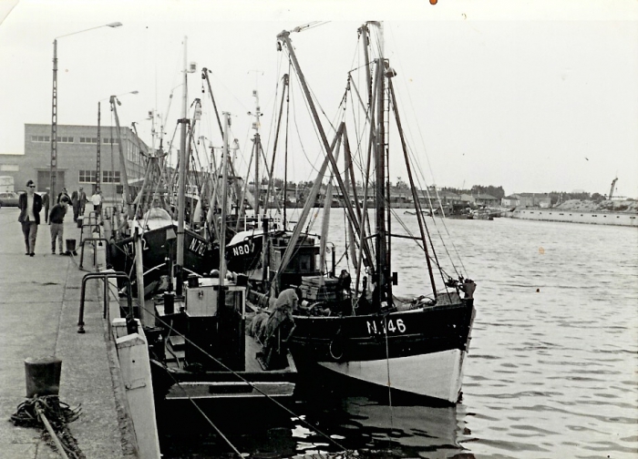 N.146 Georgiana (Bouwjaar 1942), N.807 (Bouwjaar 1943), N.782 en andere schepen in haven