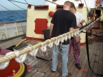 Vissers met touw in de weer