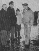 van rechts naar links : vismijndirecteur gérard Hovaere, kleinzoon Jef Verbanck Peter, Jef Verbanck, Jef Rabaey, baas Nieuwpoortse IJsfabriek
