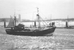 IJs in de vaargeul van de haven van Zeebrugge tijdens de strenge winter 1962-1963. De Z.422 Deruyter vertrekt zeewaarts. 