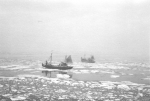 Twee vissersschepen tussen de ijsschotsen in de kustwateren (net uit de haven van Zeebrugge richting Blankenberge) tijdens de strenge winter 1962-1963. Het voorste schip is de Z.523 Jeanne-Madeleine. Het achterste schip is niet herkenbaar. 
